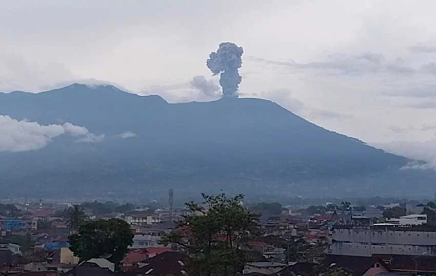 Gunung Marapi Erupsi Lagi, Warga Diminta Jauhi Kawah