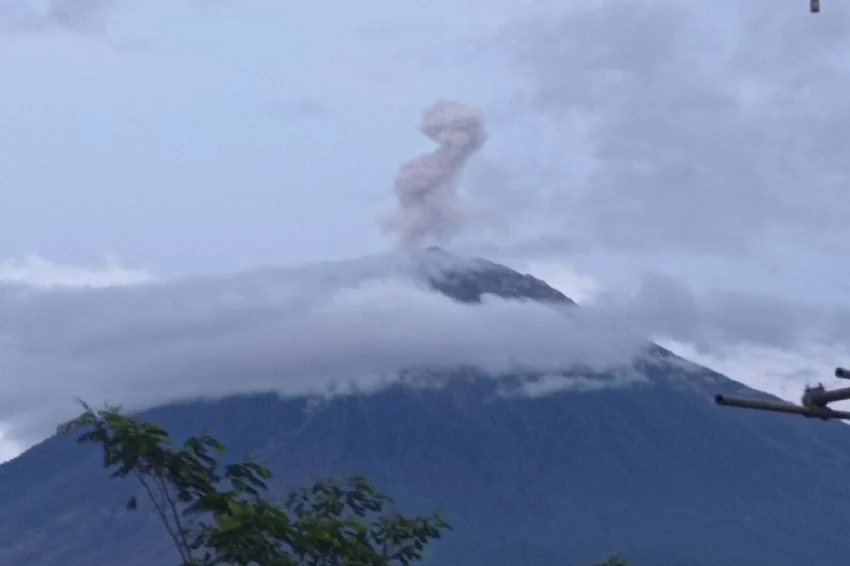 Gunung Semeru Erupsi, Kolom Asap Capai 1.000 Meter
