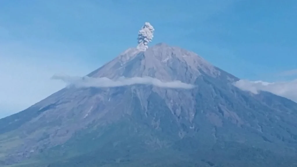 Gunung Semeru Erupsi, Kolom Abu Capai 500 Meter