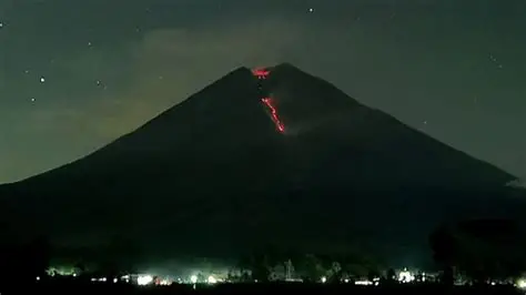 Gunung Semeru Erupsi, Lava Pijar Meluncur 2 Km