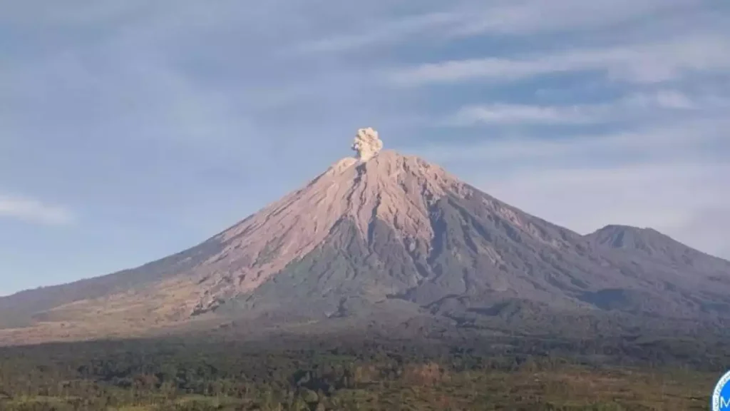 Gunung Semeru Kembali Erupsi, Warga Diminta Waspada