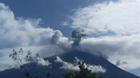 Gunung Ile Lewotolok Meletus, Kolom Abu Capai 500 Meter