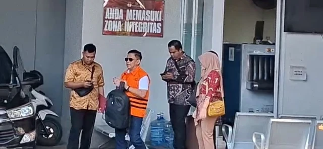 Hasto Bebas Usai Amnesti Presiden, Masih Berompi Oranye