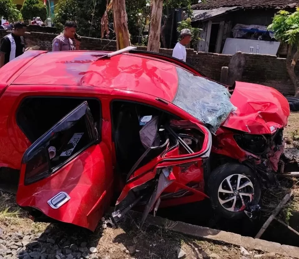 Mobil Agya Tertabrak KA Batara Kresna di Wonogiri