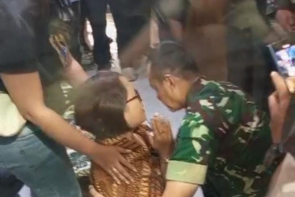 Ibunda Prada Lucky Berlutut Minta Keadilan ke Pangdam Udayana