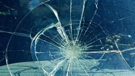 Truk Pecah Ban Ditabrak Minibus, Sopir dan Penumpang Terluka