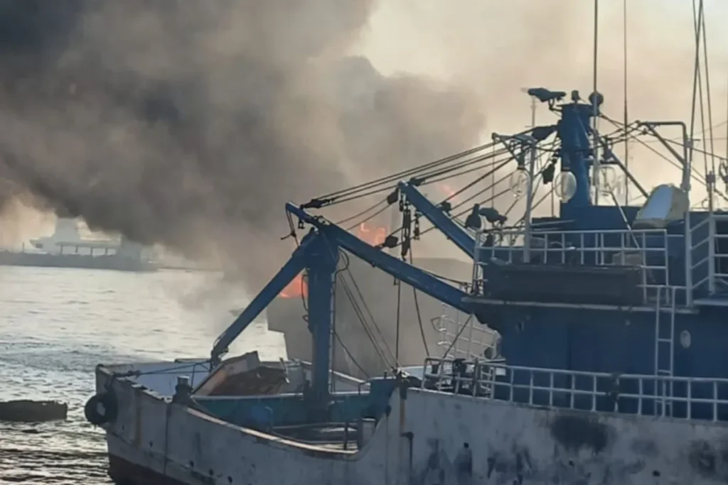 Kapal Nelayan Terbakar di Pelabuhan Muara Baru