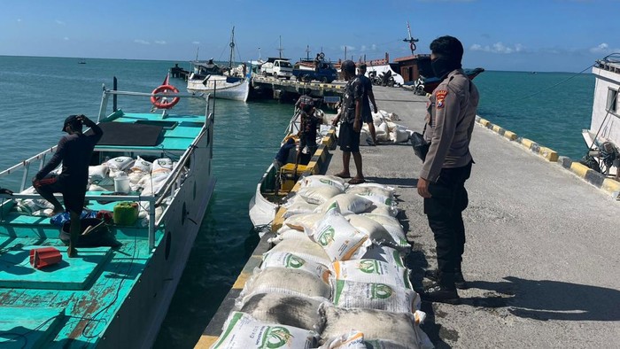 Kapal Pengangkut Beras Bulog Kandas di Pulau Raas