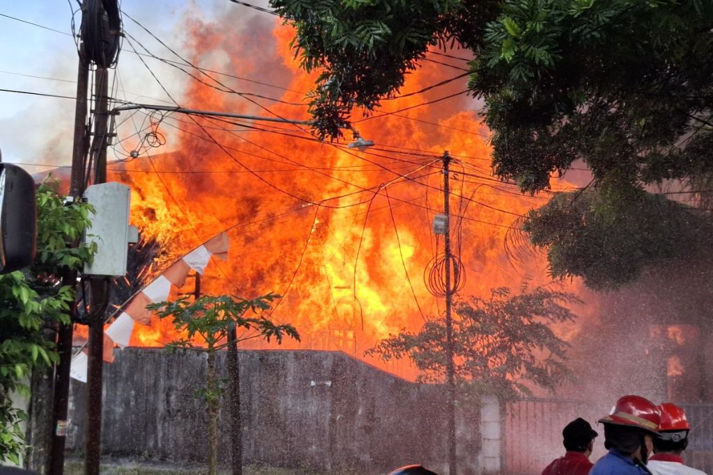 Kebakaran di Perumahan Dosen Unmul, Warga Panik