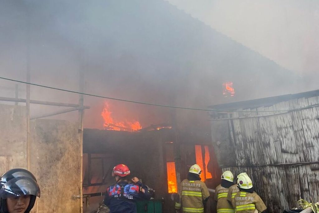 Kebakaran Bengkel di Bandung, Belasan Mobil Ludes Terbakar
