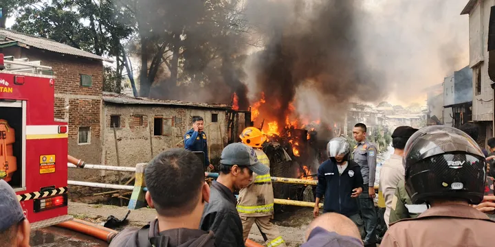 Kebakaran Hanguskan Deretan Kios di Jalan Cilentah Bandung