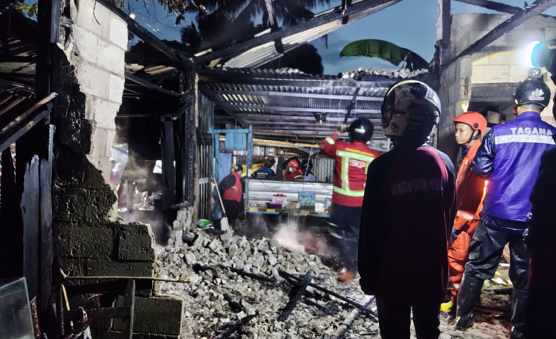 Rumah dan Warung Ludes Terbakar di Sambutan