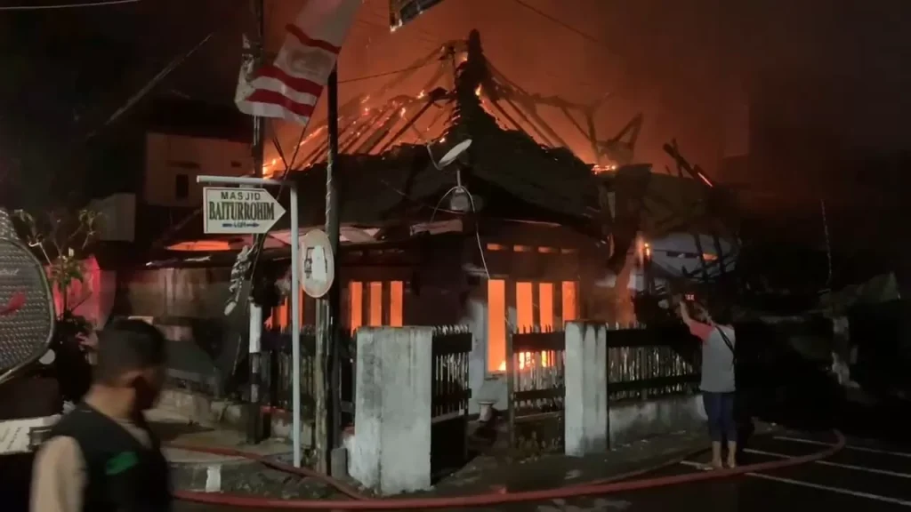 3 Rumah dan 2 Mobil Terbakar di Jombang
