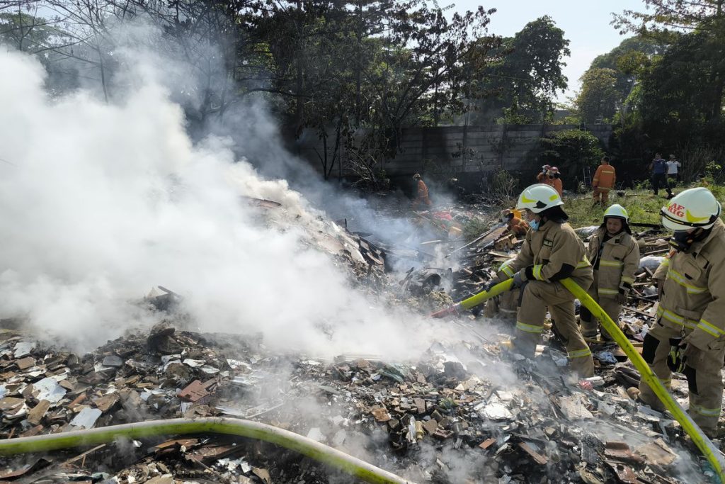 Tumpukan Sampah di Kelapa Gading Terbakaran