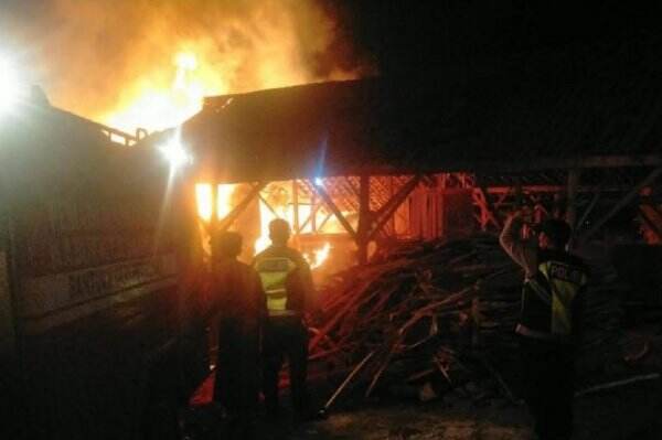 Gudang Kayu di Sampang Ludes Terbakar, Kerugian Capai Rp65 Juta