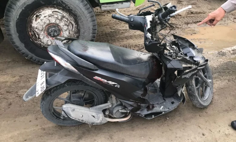 Pengendara Motor Tewas Tabrak Dump Truk Mundur di Kendal