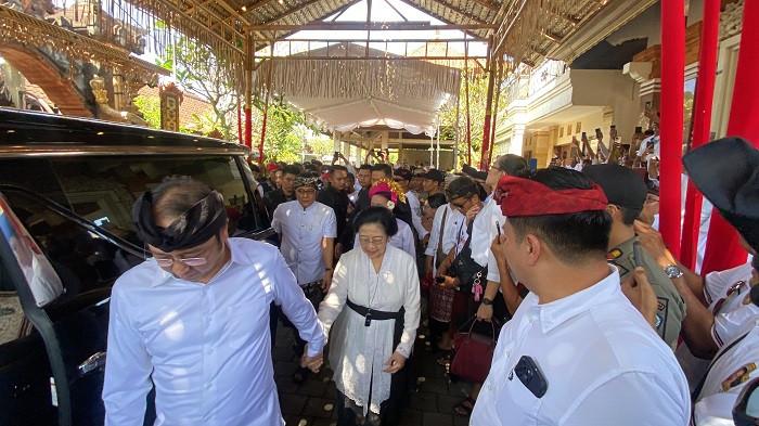 Megawati Hadiri Pengabenan Ibunda Wali Kota Denpasar
