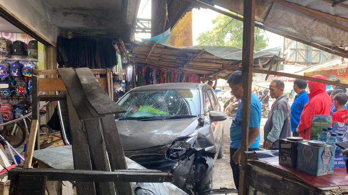 alah Injak Pedal, Mobil Ibu-ibu Tabrak 3 Kendaraan di Sukabumi