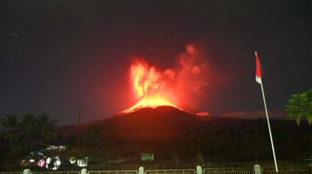 Lava Lewotobi Luncur 700 Meter, Warga Diimbau Waspada