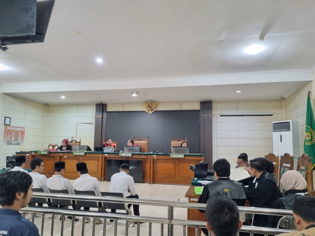 Lima Mahasiswa Jalani Sidang, PN Semarang Digeruduk Solidaritas