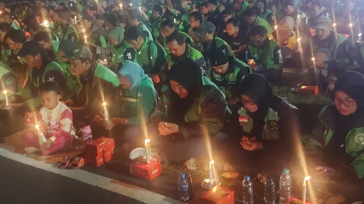 Ratusan Driver Ojol Nyalakan 1.000 Lilin di Mapolda Jatim