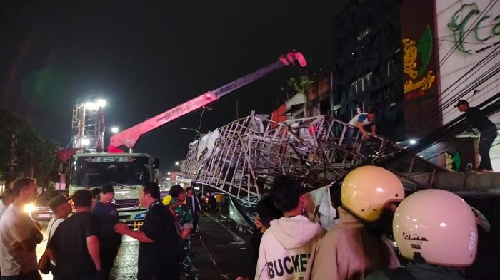 Hujan dan Angin Kencang Tumbangkan Reklame 20 Meter