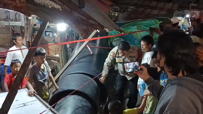 Pipa Baja Jatuh dari Tol Timpa 3 Kios Pasar Cipluk