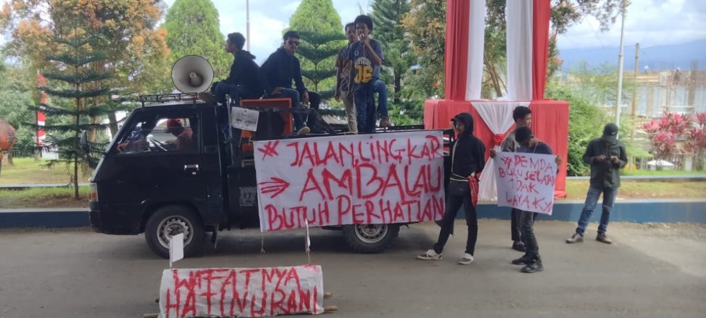 Pemuda Pulau Buru Unjuk Rasa Bawa Keranda Protes Jalan Lingkar Mangkrak