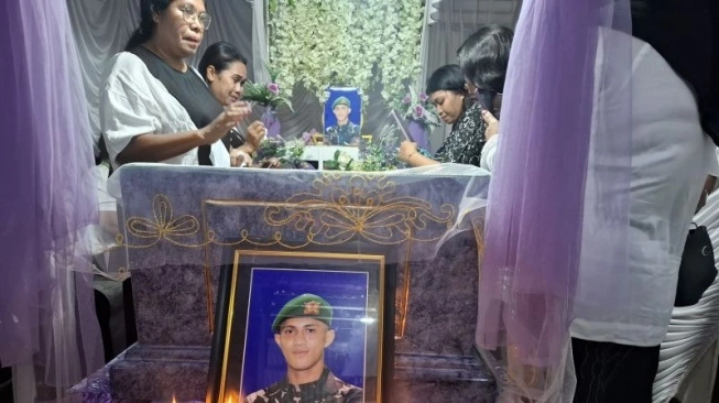 Prada Lucky Dimakamkan di Kupang, Keluarga Tuntut Keadilan