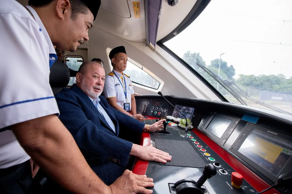 Raja Malaysia Jajal Kereta ETS ke Rawang