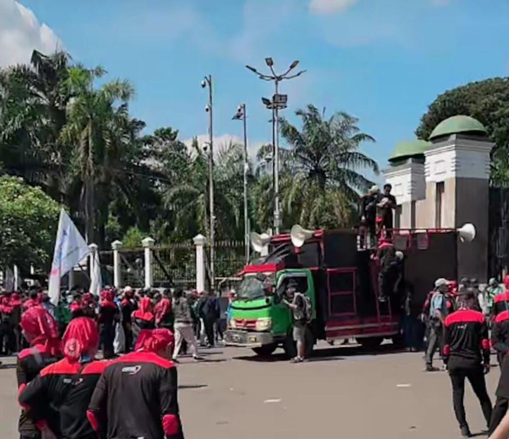 Ribuan Buruh Gelar Aksi 28 Agustus 2025 di Depan DPR RI