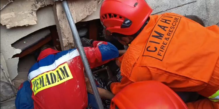 Rumah 2 Lantai di Cimahi Ambruk, 2 Penghuni Tertimpa Reruntuhan