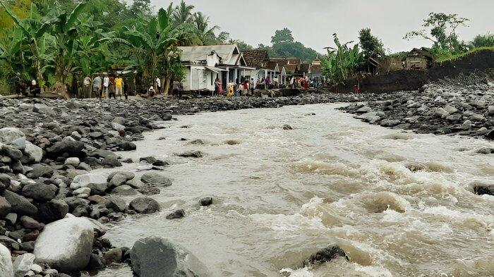 Siswi Terjatuh saat Seberangi Lahar Semeru Menuju Sekolah