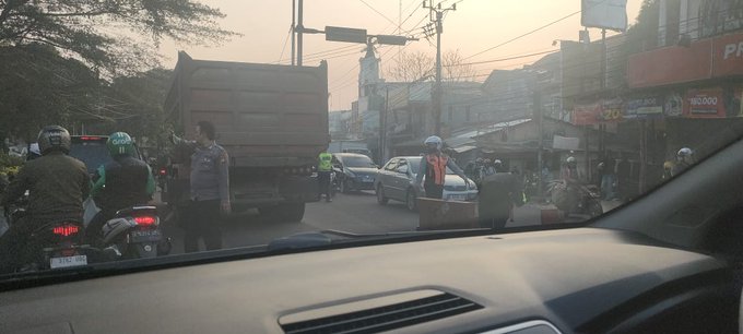 Truk Kecelakaan di Traffic Light Situ Gintung, Lalin ke Lebak Bulus Macet