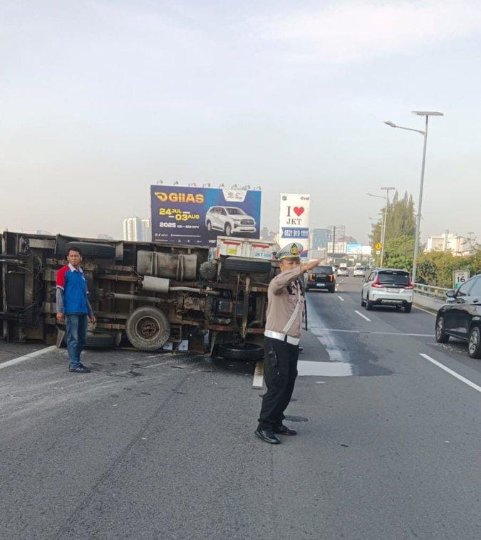 Truk Terguling di Tol Sedyatmo, Arah Tomang Macet