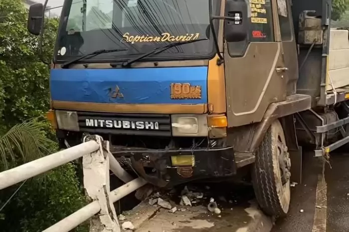 Sopir Mengantuk, Truk Tabrak Pembatas Jembatan di Bogor