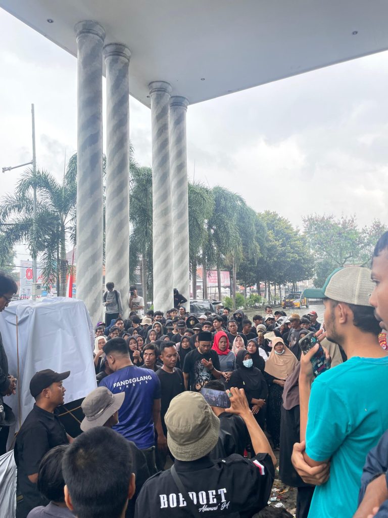 Aksi Warga di Kantor Bupati Pandeglang, Bau Sampah Jadi Simbol Perlawanan