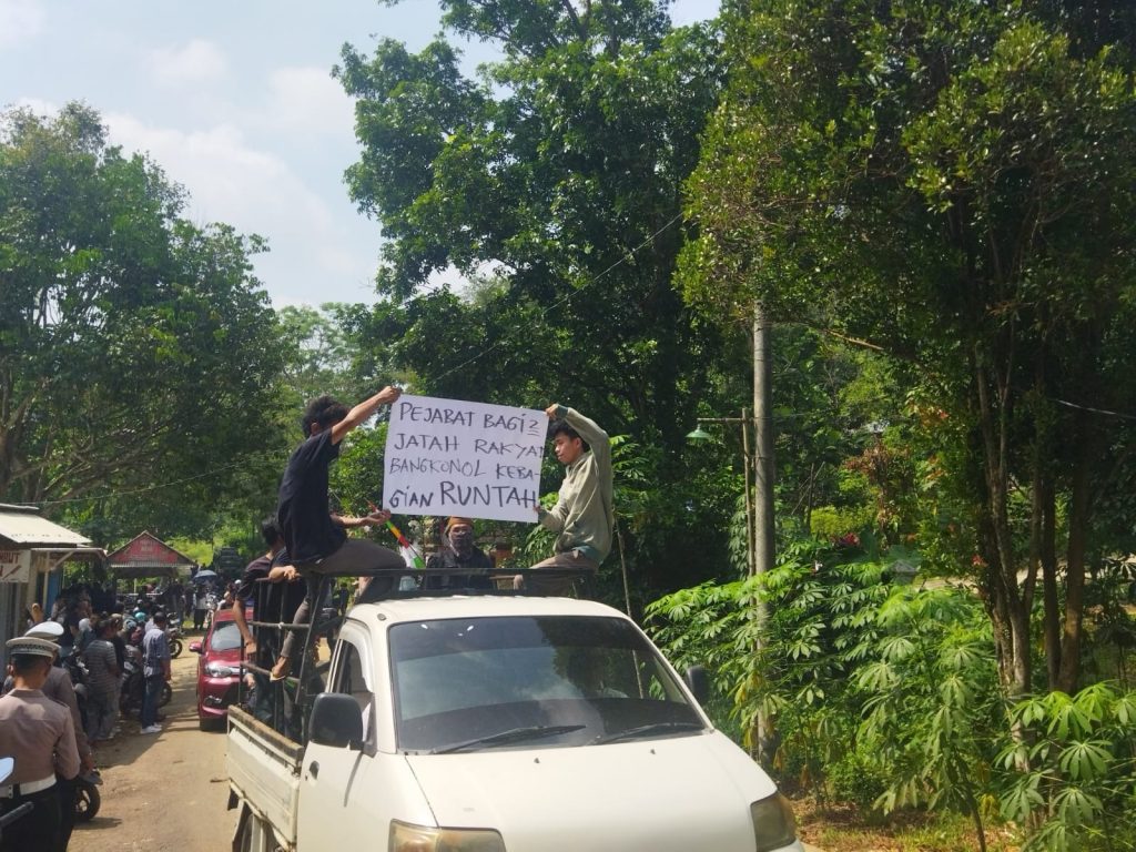 Warga Protes TPA Bangkonol, Ancam Blokade Truk Sampah