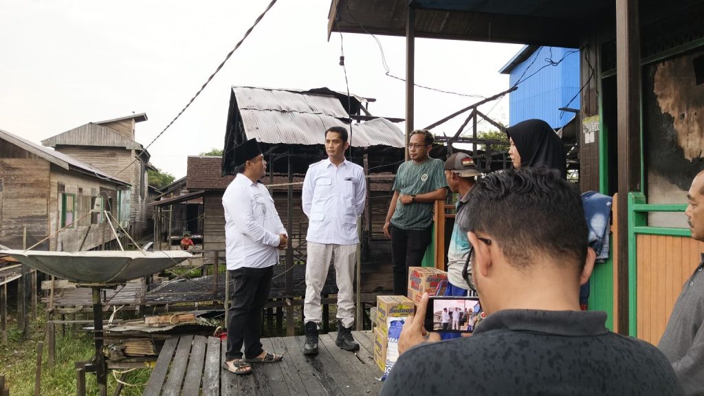 Camat Sebulu Salurkan Bantuan untuk Korban Kebakaran di Desa Segihan