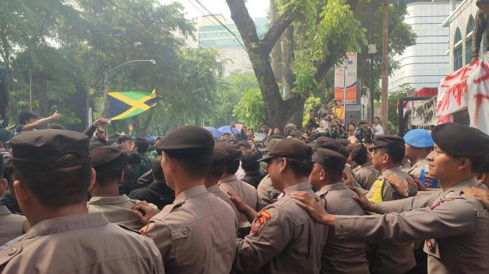 Aksi Mahasiswa BEM SI Jatim Bikin Jalan A. Yani Macet Total