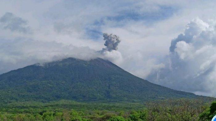 Gunung Ile Lewotolok Meletus 38 Kali dalam 6 Jam
