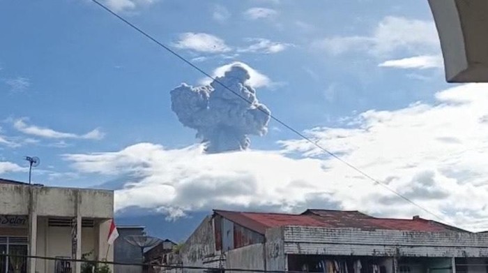 Gunung Marapi Erupsi, Abu Capai 1,6 Km