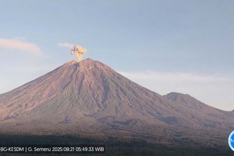 Gunung Semeru Empat Kali Erupsi Pagi Ini, PVMBG Minta Warga Waspada