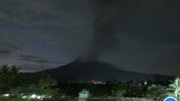 Gunung Lewotobi Erupsi, Abu Capai 1.200 Meter
