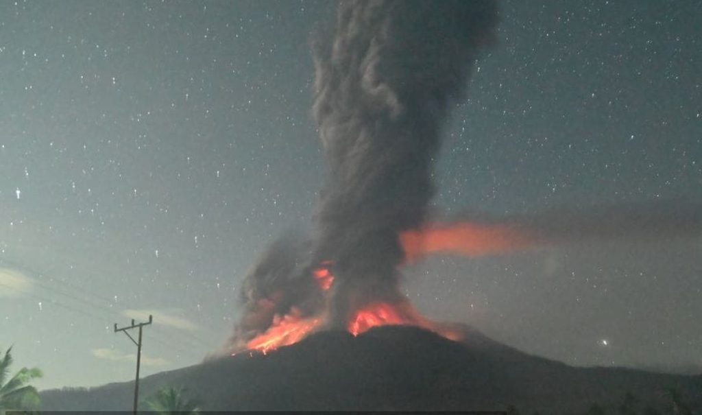 Gunung Lewotobi Erupsi Dahsyat, Kolom Abu Capai 8.000 Meter