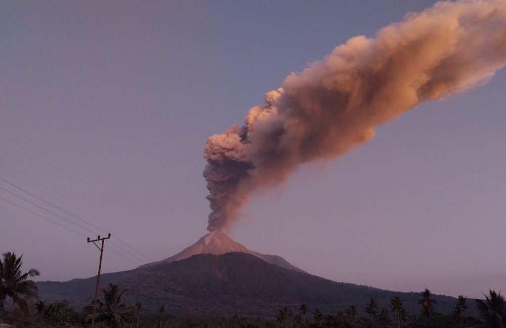 Gunung Lewotobi Erupsi Dua Kali, Kolom Abu Capai 1 Km