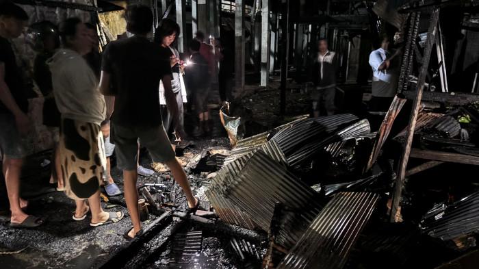 Lima Kios Hangus Terbakar di Pasar Segiri, Diduga Akibat Korsleting