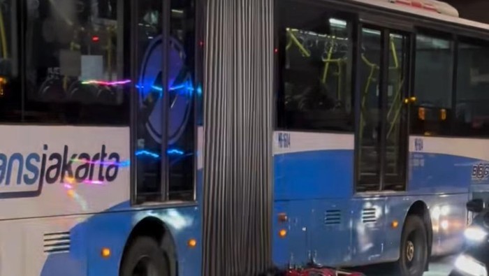 Motor Masuk Kolong Bus, Tiga Kendaraan Tabrakan di Koja