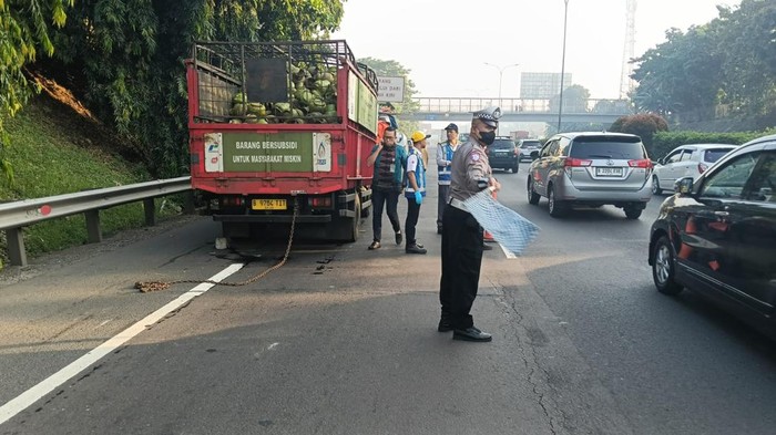 Truk Elpiji Tersangkut Tronton di Tol JORR, Sopir Tewas