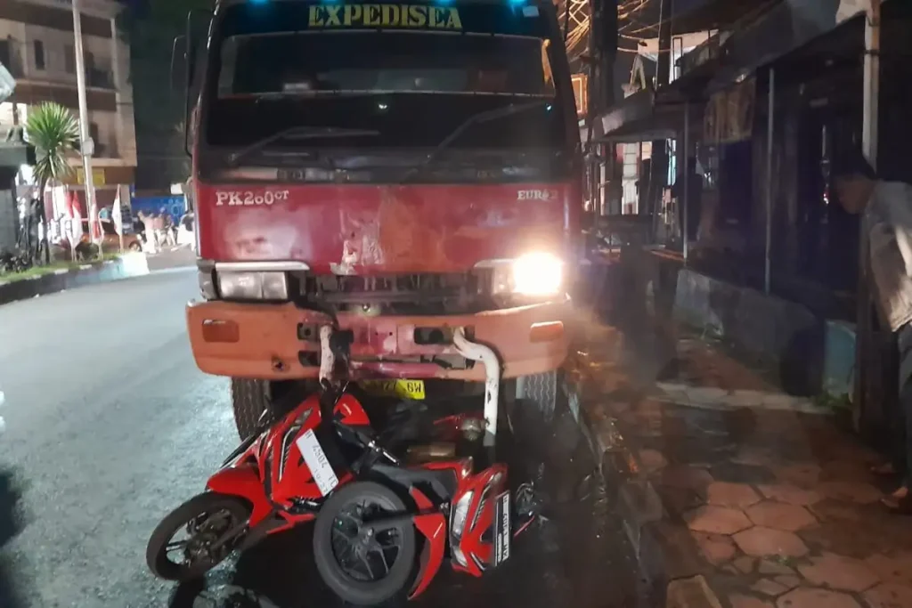 Kecelakaan Beruntun Salatiga, Truk Tabrak 4 Kendaraan